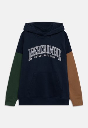 Granatowa bluza z kapturem z zielonymi i brązowymi rękawami; posiada przednią kieszeń typu kangur oraz biały haftowany napis "ABERCROMBIE ESTABLISHED 1892." Miękki materiał.