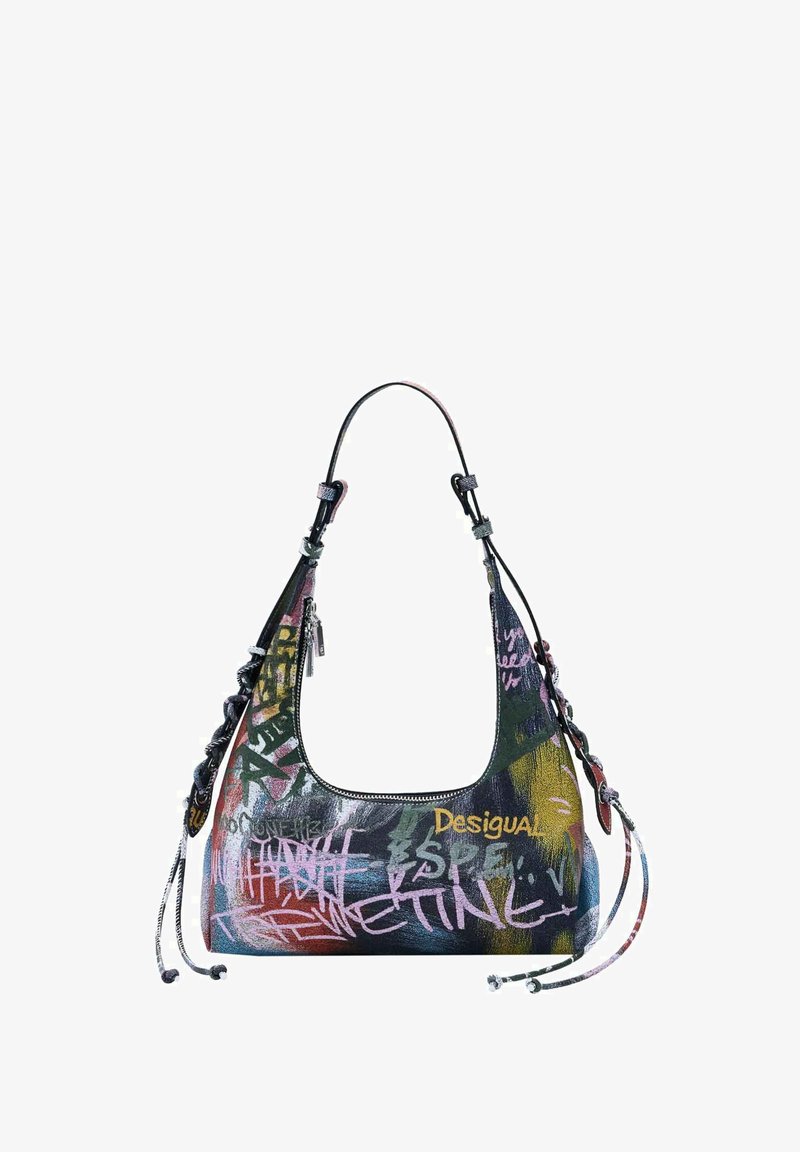Hobo-Tasche aus buntem Kunstleder mit Graffiti-Muster. Verfügt über eine geschwungene Form, verstellbare Träger und einen Reißverschluss.