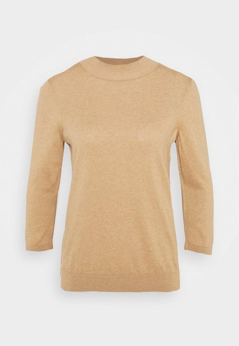 Pull en maille brun clair avec un col montant et des manches trois-quarts. Il présente une texture lisse et des bords côtelés aux manches et à l'ourlet.