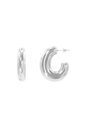 Boucles d'oreilles créoles épaisses en argent avec une surface brillante et arrondie ; une boucle montrée de côté, l'autre avec une tige et un fermoir visibles.
