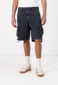 Cargo shorts i mørk navy bomuld med en afslappet pasform, der har sidelommer, en snoretræk i kanten og en knaplukning.