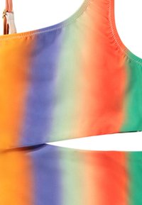 Ensemble de maillot de bain multicolore avec un design dégradé aux teintes orange, verte et bleue. Fabriqué en tissu lisse et extensible avec des bords surpiqués.