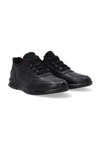 Schwarze Ledersneaker mit strukturierten Akzenten, runder Zehenpartie, Schnürdesign und roten Ösen, ausgestattet mit einer gepolsterten Sohle und sportlicher Form.