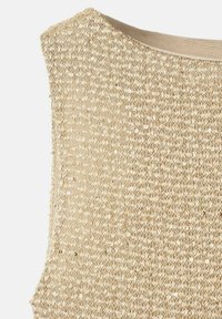 Top sin mangas color beige con un diseño texturizado de punto, adornado con pequeñas lentejuelas para añadir brillo, con un escote redondo.