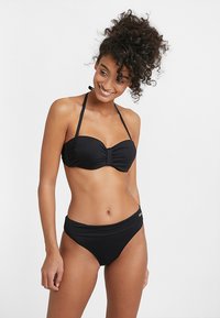 Czarny zestaw bikini z marszczonym stanikiem bandeau z regulowanymi ramiączkami i wysokim stanem, wykonany z gładkiego, elastycznego materiału.
