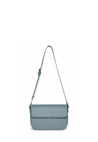 Helles blaues veganes Leder Crossbody-Tasche mit Klappenverschluss, verstellbarem Tragegurt und metallischem Logo-Detail auf der Vorderseite.