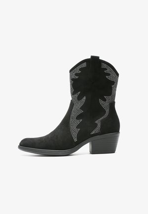Botas de vaquero de ante negro con punta fina, adornadas con detalles de strass y un diseño curvado a lo largo del cañón. Tacón bajo.