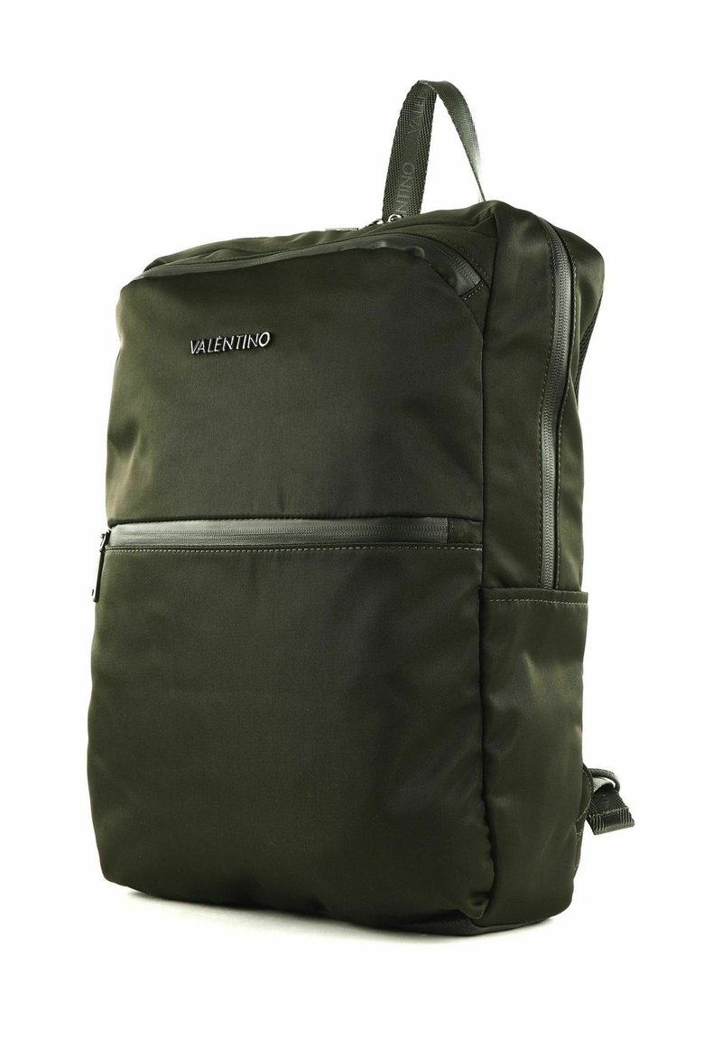 Mochila negra de nailon con forma rectangular, bolsillo frontal con cremallera, logo de Valentino, correas ajustables y textura suave.