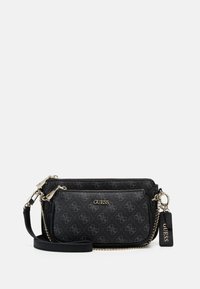 Schwarze Leder-Handtasche mit Monogramm-Muster, goldenen Beschlägen, zwei Reißverschlussfächern und einem abnehmbaren Kettenriemen. Mit Markenlogo-Anhänger.