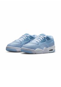 Hellblaue Sneaker aus Wildleder und Mesh-Material. Mit weißen Schnürsenkeln, gepolsterter Abdeckung und einer sichtbaren Luftdämpfungseinheit in der Ferse.