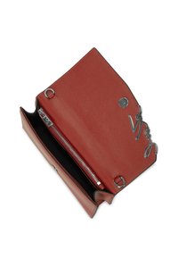 Bolso de piel rojo con herrajes plateados, que cuenta con un compartimento con cremallera y una textura suave. Se abre con un diseño de solapa.