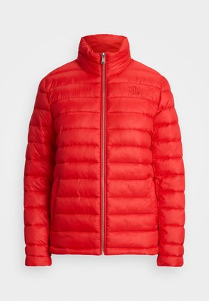 Casaco puffer vermelho com gola alta, apresentando enchimento acolchoado, fecho éclair e um logótipo discreto no peito. Material liso e leve.
