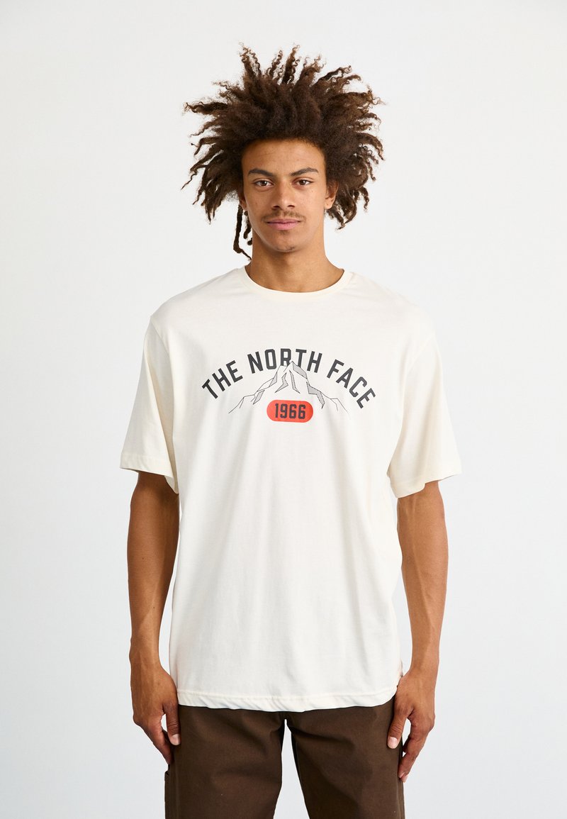 The North Face M VARSITY GRAPHIC RELAXED SS TEE - Triko s potiskem - white dune