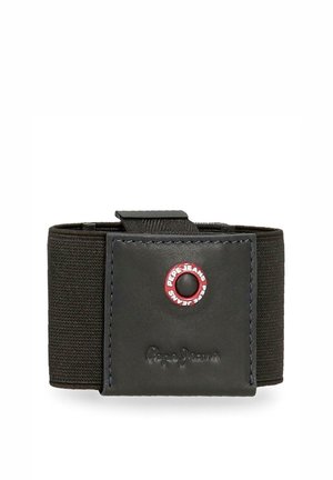 Muñequera elástica negra con parche de cuero que presenta un logotipo circular rojo y la marca "Pepe Jeans" en relieve.