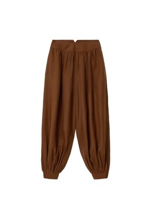 Bruine losse broek met geplooide enkelboorden en een tailleband met lichte plooien, weergegeven op een witte achtergrond.