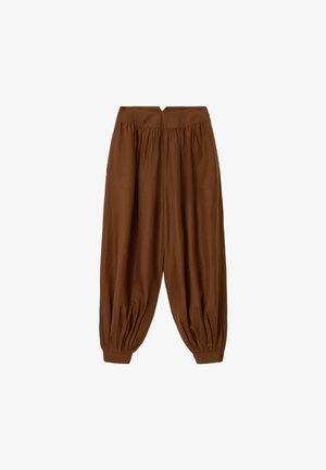 Bruine losse broek met geplooide enkelboorden en een tailleband met lichte plooien, weergegeven op een witte achtergrond.