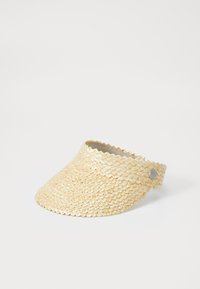 Beige szövött szalmakalap, fém patenttal az állítható hátsó pánton, napvédelem céljából tervezve.