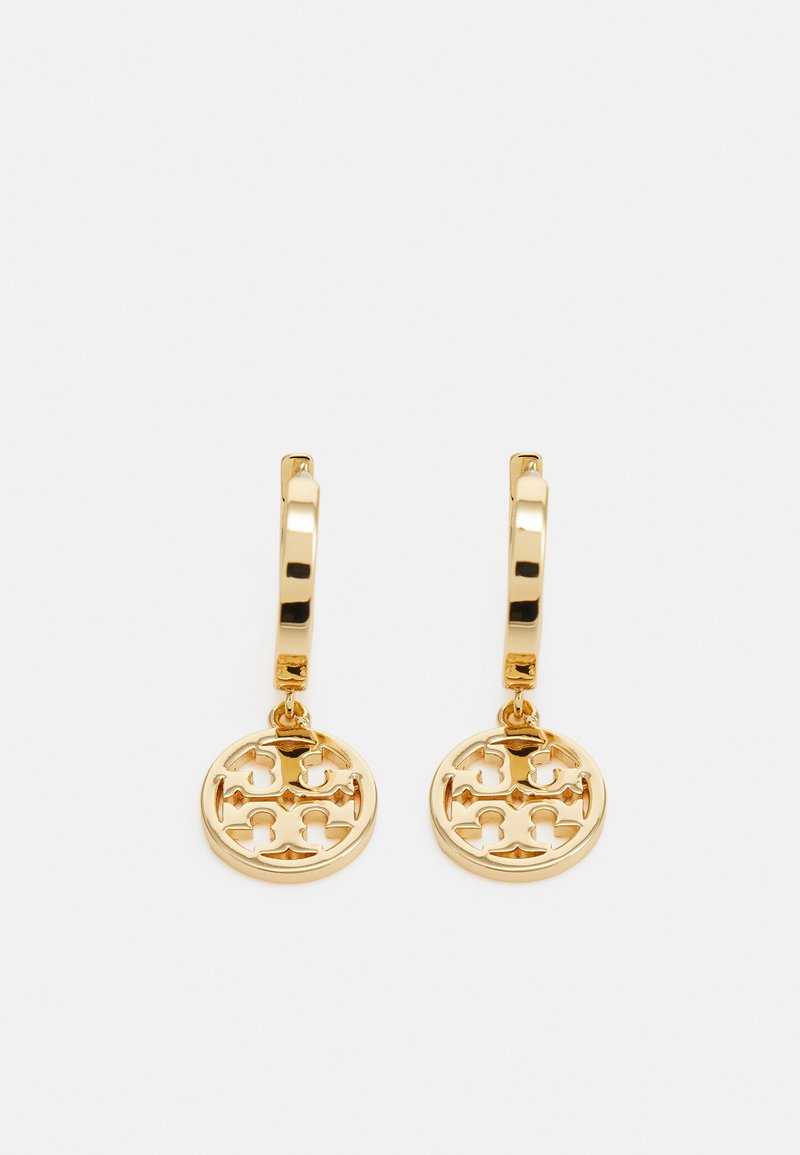 Orecchini a cerchio in tonalità oro con un pendente circolare caratterizzato da un design con logo a taglio. Texture liscia con una finitura lucida.