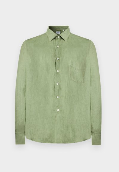 Ανοιχτό πράσινο λινό πουκάμισο μακρυμάνικο με γιακά, λευκά κουμπιά μπροστά και τσεπάκι στο αριστερό μέρος του στήθους.