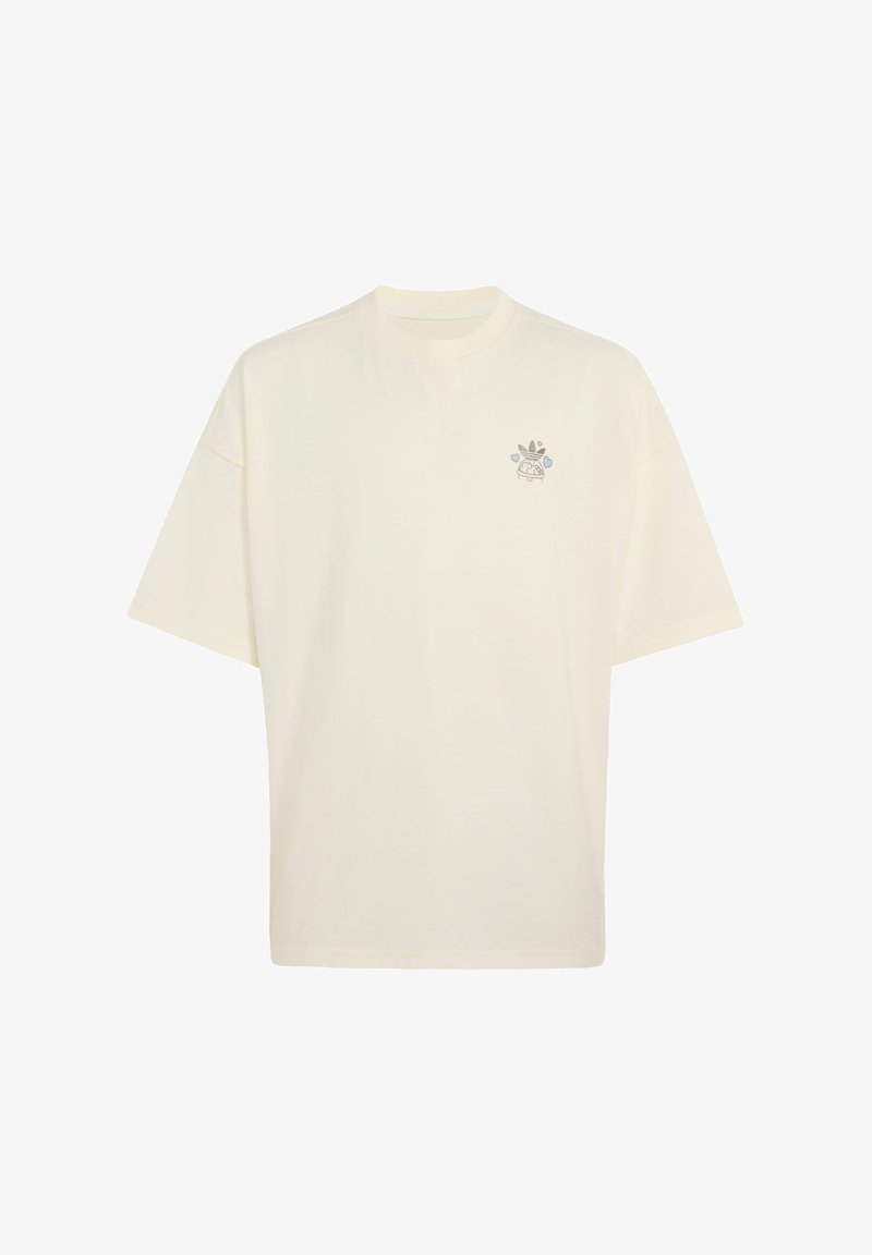 T-shirt écru à manches courtes avec un petit logo graphique près de la poitrine gauche montrant un visage stylisé portant une couronne et des cache-oreilles bleus.