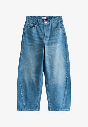 Midblaue Jeans mit weitem Bein, vorderen Taschen, Knopfverschluss, Gürtelschlaufen und kleinen Metallnieten entlang der äußeren Seitennähte.