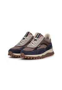 Sneakers con una combinazione di camoscio marrone, grigio e blu navy, mesh e pelle. Suola in gomma spessa con battistrada testurizzato per una maggiore aderenza.