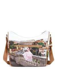 Borsetta a tracolla bianca con una stampa del panorama urbano di Roma che mostra una donna in un vestito rosa, con tracolla in finta pelle marrone e chiusura a cerniera.