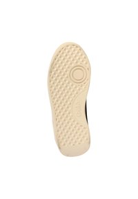 Sneaker nera con suola in gomma testurizzata. La suola presenta un motivo a diamante e un dettaglio con logo circolare. Colore crema nella parte inferiore.