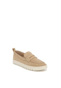 Beige suède instap schoenen met een ronde neus, decoratieve stiksels en een witte rubberen zool met structuur. Voorzien van een trekband aan de achterkant voor gemakkelijk aan- en uittrekken.