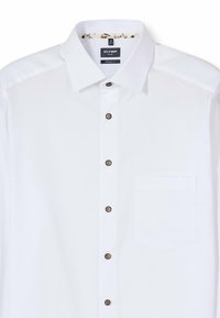 Weißes Hemd mit modernem Schnitt, Button-Down-Kragen, dunkelbraunen Knöpfen und gemustertem Innenkragen. Inklusive einer einzelnen Brusttasche.