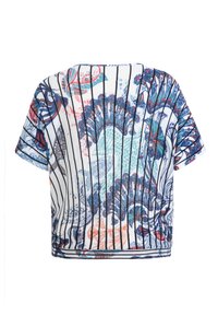 Korte mouwen witte top met complexe blauwe, oranje en groene bloemmotieven en verticale marineblauwe strepen. Rond decolleté, cropped ontwerp.
