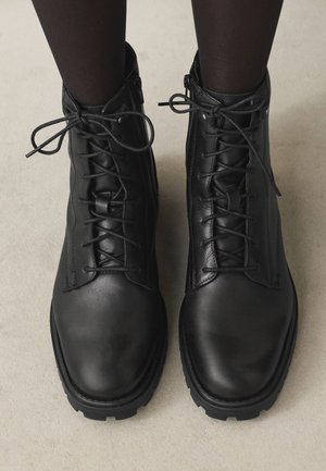 Next, Enkellaarsjes met plateauzool - black leather