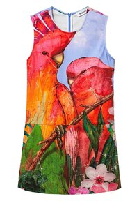 Ärmlös klänning med ett färgglatt tryck av orange och rosa fåglar på en blå bakgrund, med blommiga detaljer och en len tygtextur.