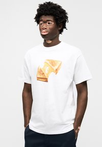 Λευκό βαμβακερό T-shirt με απεικόνιση δύο χρυσοκόκκινων σάντουιτς τυριού στη σχάρα με λιωμένο τυρί και τραγανές άκρες.