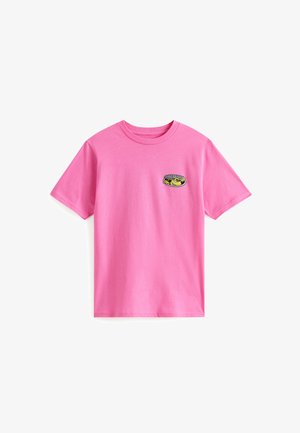 Roze katoenen t-shirt met korte mouwen, ronde hals en een klein grafisch ontwerp met een cartoon-snede en gele accenten op de borst.