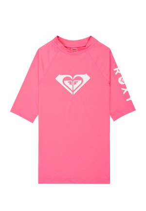 Różowa koszulka ochronna z krótkim rękawem, z białym, sercowatym logo na piersi oraz napisem „ROXY” na lewym rękawie.