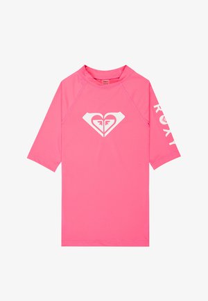 T-shirt de protection anti-UV rose à manches courtes avec un logo blanc en forme de cœur sur la poitrine et la marque "ROXY" sur la manche gauche.