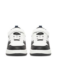 Bijele i crne tenisice s gornjim dijelom od teksturirane kože, bijelim vezicama, čičak trakom i gumenim đonom s blagim povišenjem.