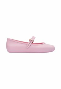 Bailarinas de goma rosa con punta redondeada y una sola correa ajustable a lo largo del empeine, con una textura suave y mate.