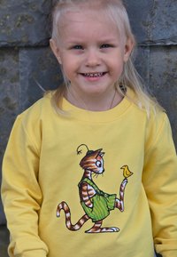 Gul sweatshirt med en tecknad katt i gröna byxor och en fågel. Tyget ser mjukt ut, med rundad halsringning och långa ärmar.