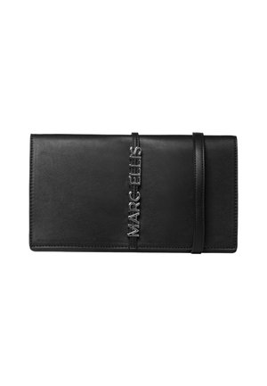 Portefeuille en cuir noir Marc Ecko avec une sangle verticale présentant un lettrage argenté de la marque et une fine sangle de fermeture horizontale.