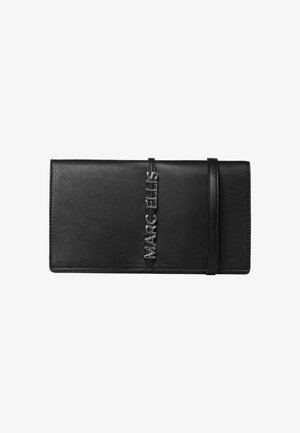 Portefeuille en cuir noir Marc Ecko avec une sangle verticale présentant un lettrage argenté de la marque et une fine sangle de fermeture horizontale.
