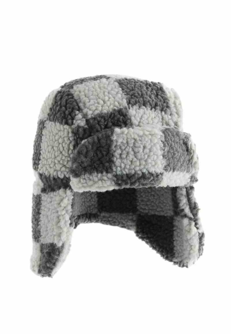 Chapeau de trappeur en tartan gris et blanc en polaire douce, doté de rabats pour les oreilles et d'une visière courbée. L'extérieur texturé offre de la chaleur.