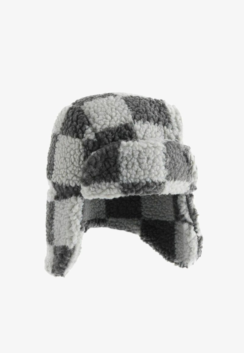 Chapeau de trappeur en tartan gris et blanc en polaire douce, doté de rabats pour les oreilles et d'une visière courbée. L'extérieur texturé offre de la chaleur.
