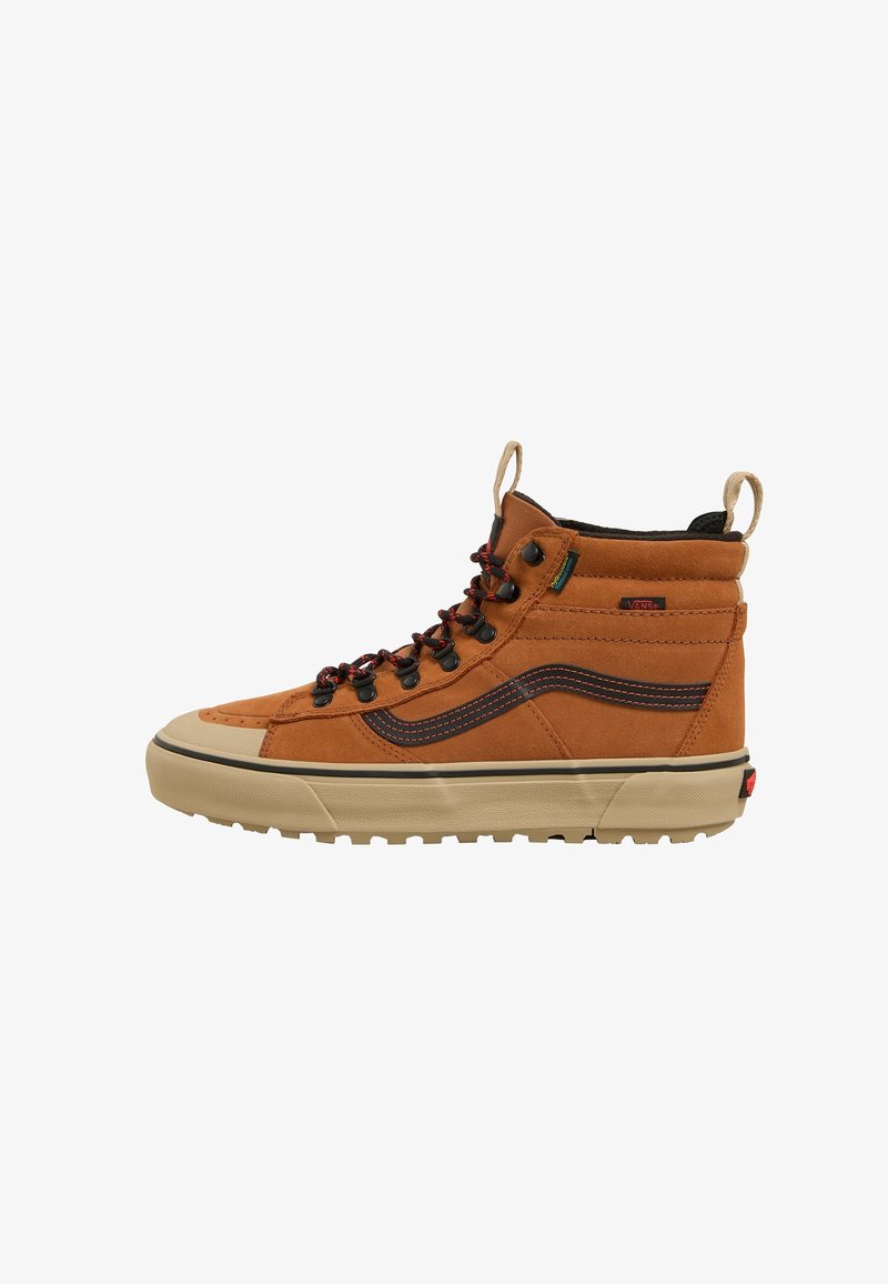 Baskets montantes en daim brun avec accents noirs, semelle épaisse crème, bout arrondi et lacets multicolores. Comprend un logo en bande latérale et une languette de tirage.