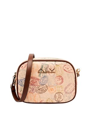 Borsa a tracolla con sfondo crema decorato con timbri passaporto multicolore, tracolla in pelle marrone e dettagli in metallo color oro. Forma rettangolare compatta.