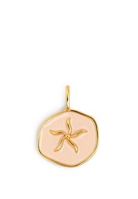 Goldfarbener Anhänger mit einem hellrosa Emaille-Design, das ein geprägtes Seesternmuster zeigt, runder Form und polierter Oberfläche.