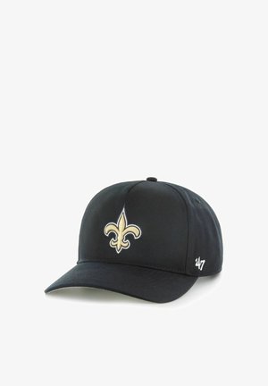 Schwarze Baseballkappe mit gold-weißem Fleur-de-Lis-Emblem vorne und weißem ‚47‘-Logo an der Seite, auf weißem Hintergrund dargestellt.