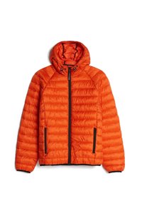 Oranžová péřová bunda s kapucí, obsahující přední zip, černé akcenty a prošívanou texturu. Součástí jsou dvě boční kapsy.