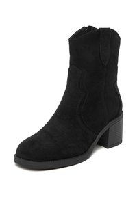 Černé semišové kotníkové boty s špičatou špičkou a texturovaným blokovým podpatkem. Obsahují jemné švy a vnitřní zipové zapínání.